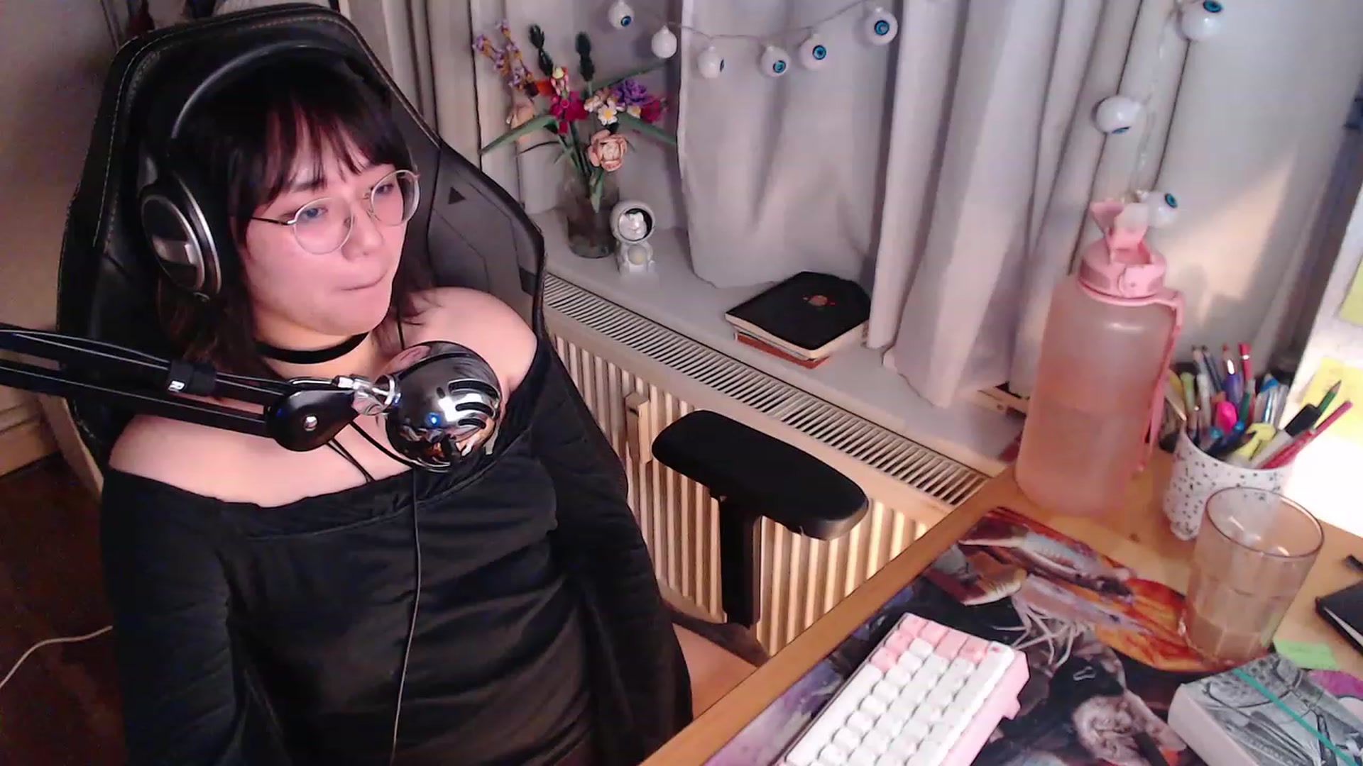 Gallery image thumbnail from Kuromin's myfreecams stream on, 10/22/2023, 21:21 image 6 of 20