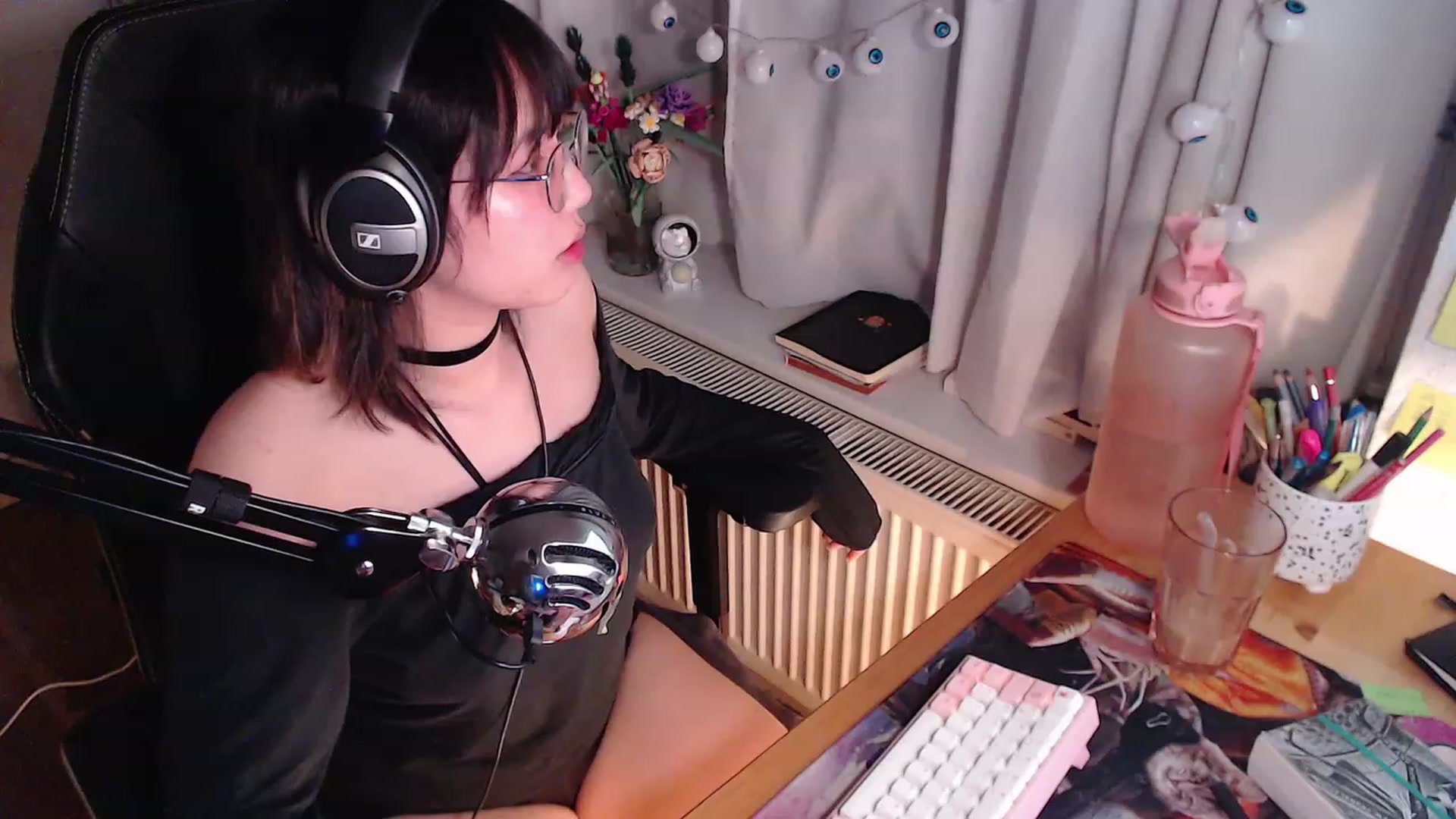Gallery image thumbnail from Kuromin's myfreecams stream on, 10/22/2023, 21:21 image 9 of 20