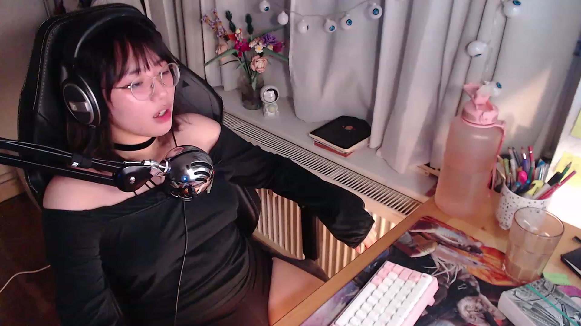 Gallery image thumbnail from Kuromin's myfreecams stream on, 10/22/2023, 21:21 image 4 of 20