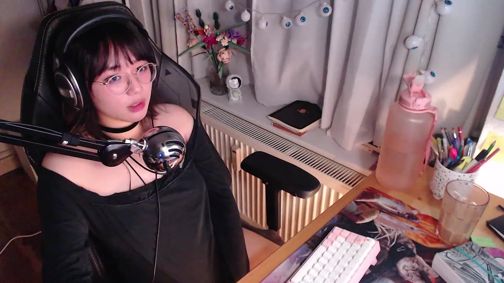 Gallery image thumbnail from Kuromin's myfreecams stream on, 10/22/2023, 21:21 image 5 of 20