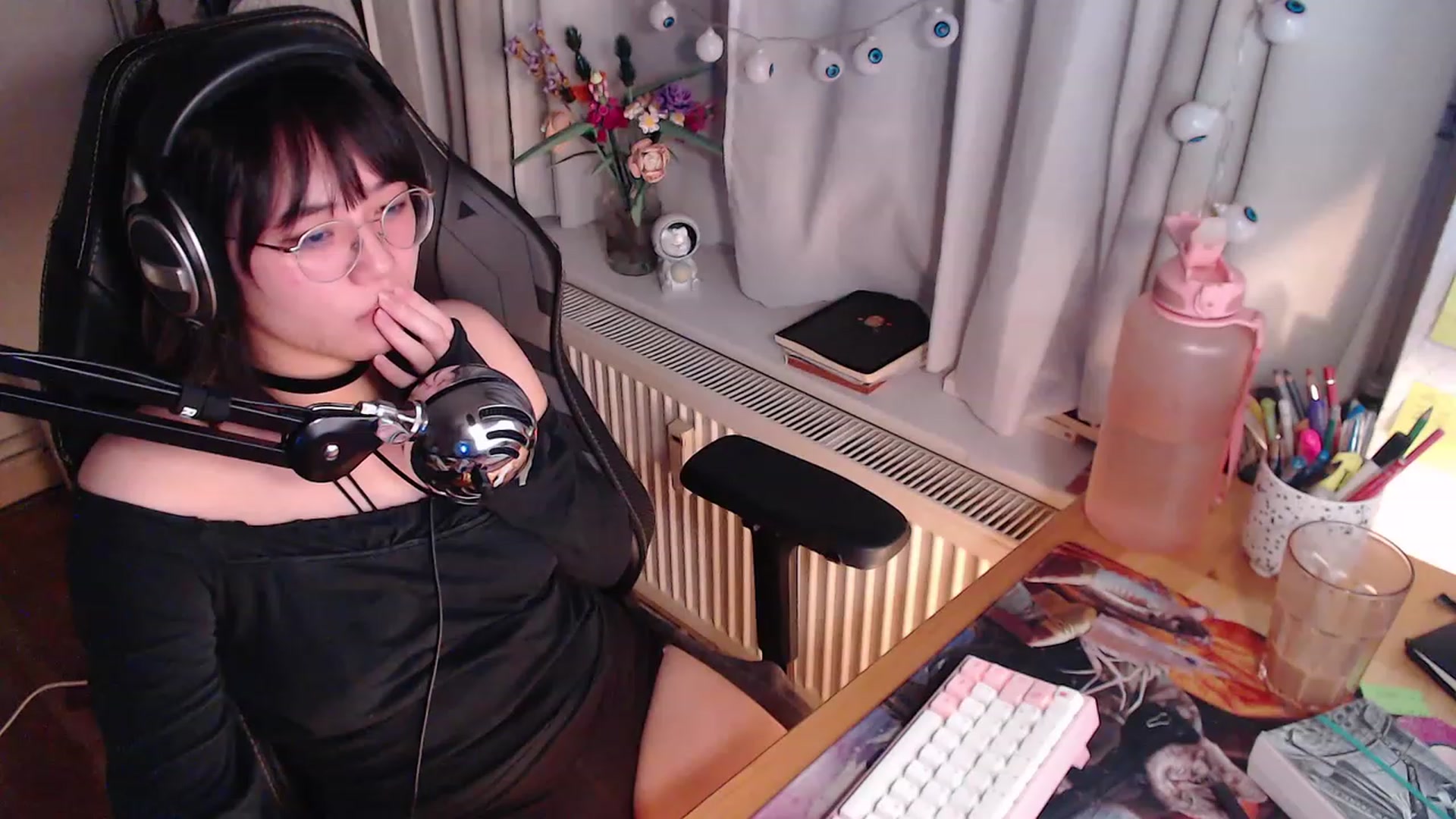 Gallery image thumbnail from Kuromin's myfreecams stream on, 10/22/2023, 21:21 image 8 of 20