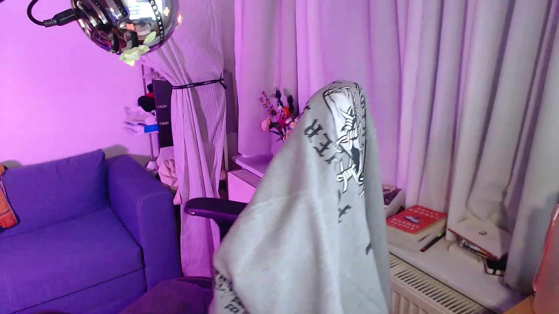 Gallery image thumbnail from Kuromin's myfreecams stream on, 12/19/2023, 19:21 image 6 of 20