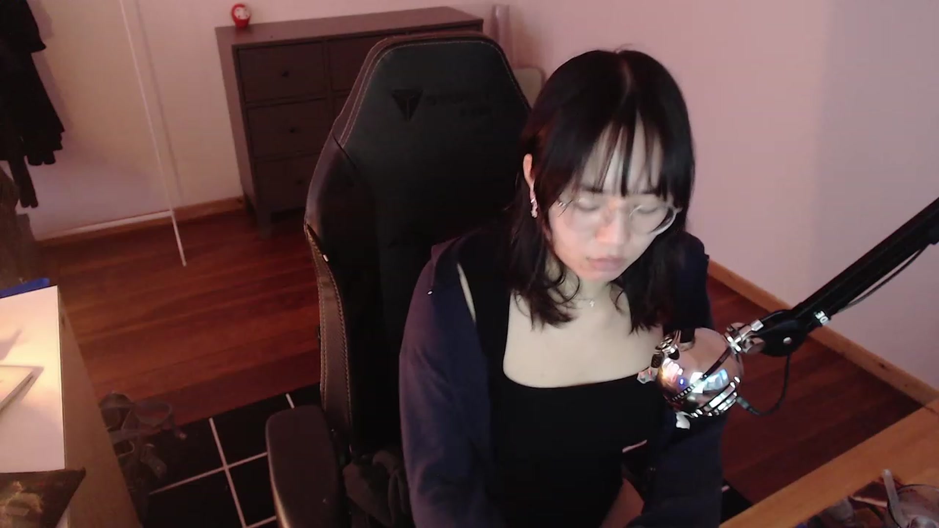 Gallery image thumbnail from Kuromin's myfreecams stream on, 02/08/2024, 14:09 image 13 of 20