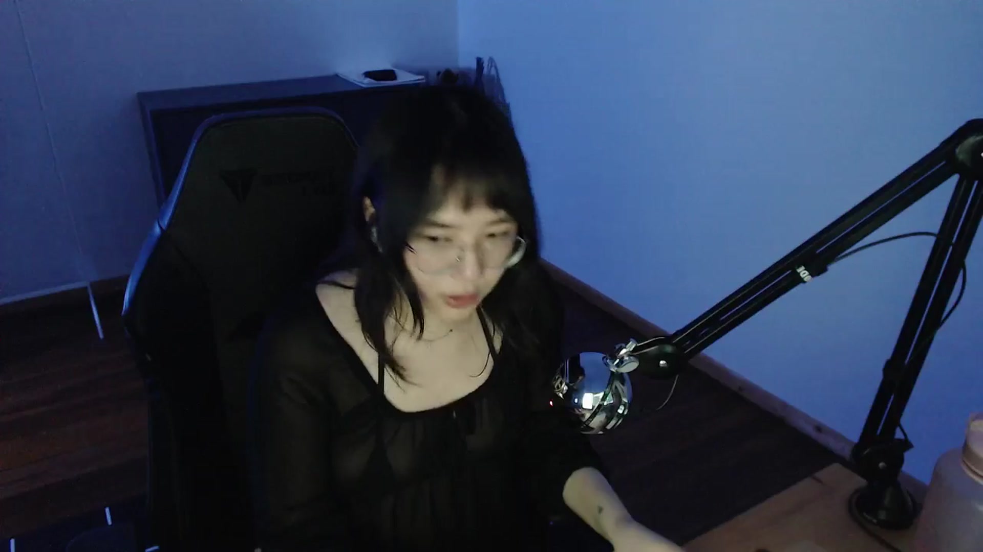 Gallery image thumbnail from Kuromin's myfreecams stream on, 05/16/2024, 19:44 image 3 of 20