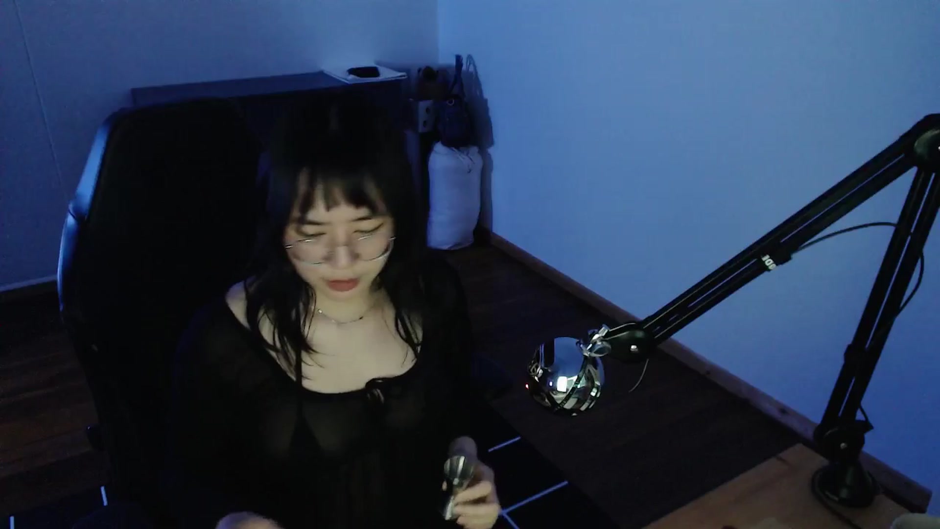 Gallery image thumbnail from Kuromin's myfreecams stream on, 05/16/2024, 19:44 image 6 of 20