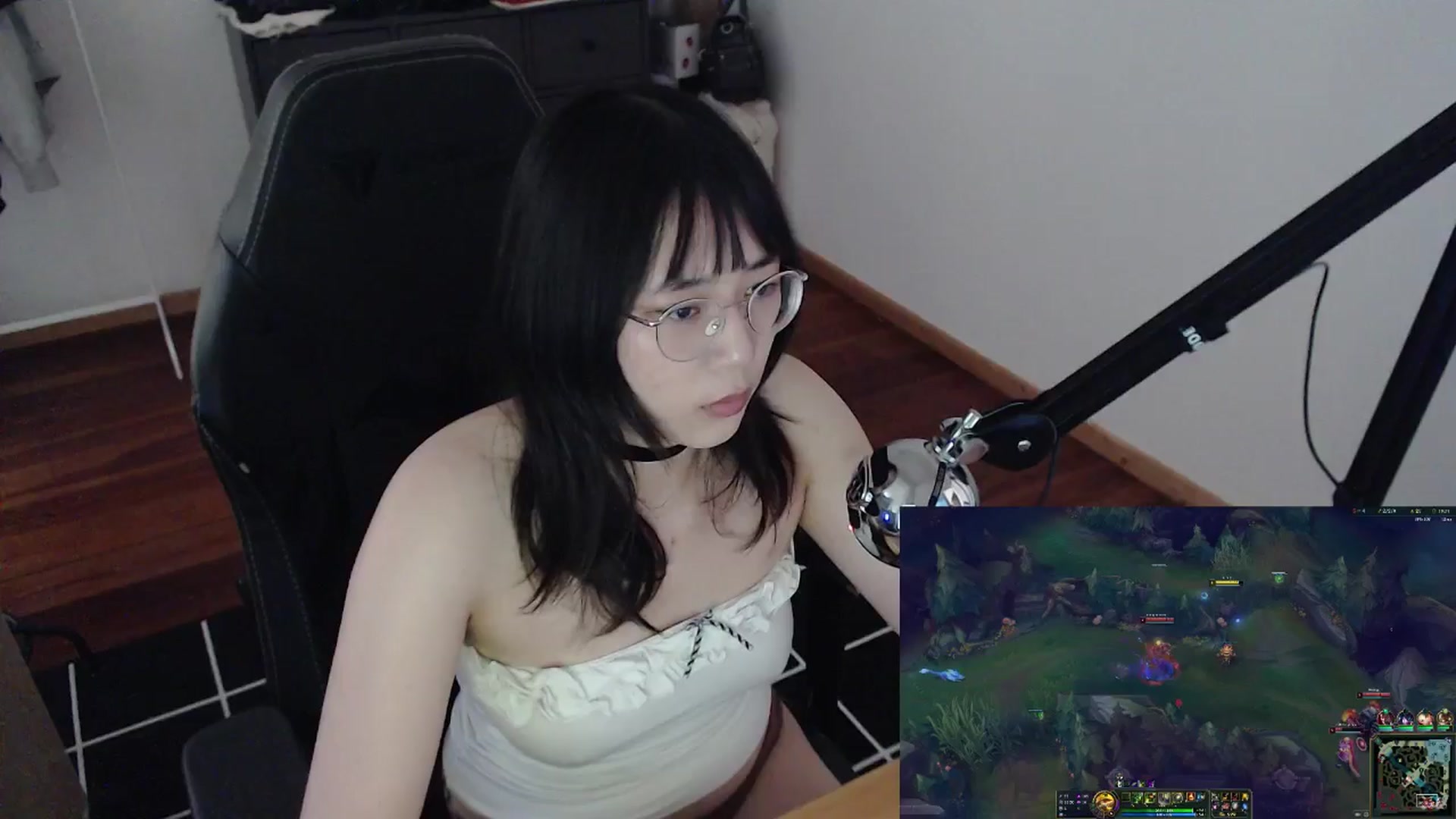 Gallery image thumbnail from Kuromin's myfreecams stream on, 05/27/2024, 14:10 image 3 of 20