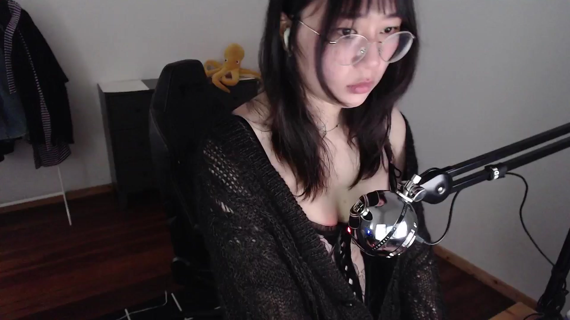 Gallery image thumbnail from Kuromin's myfreecams stream on, 06/13/2024, 14:28 image 8 of 20