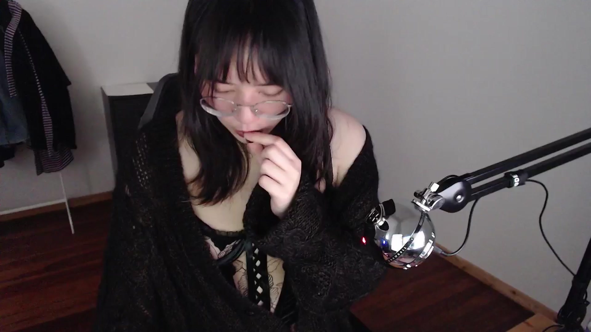 Gallery image thumbnail from Kuromin's myfreecams stream on, 06/13/2024, 14:28 image 14 of 20