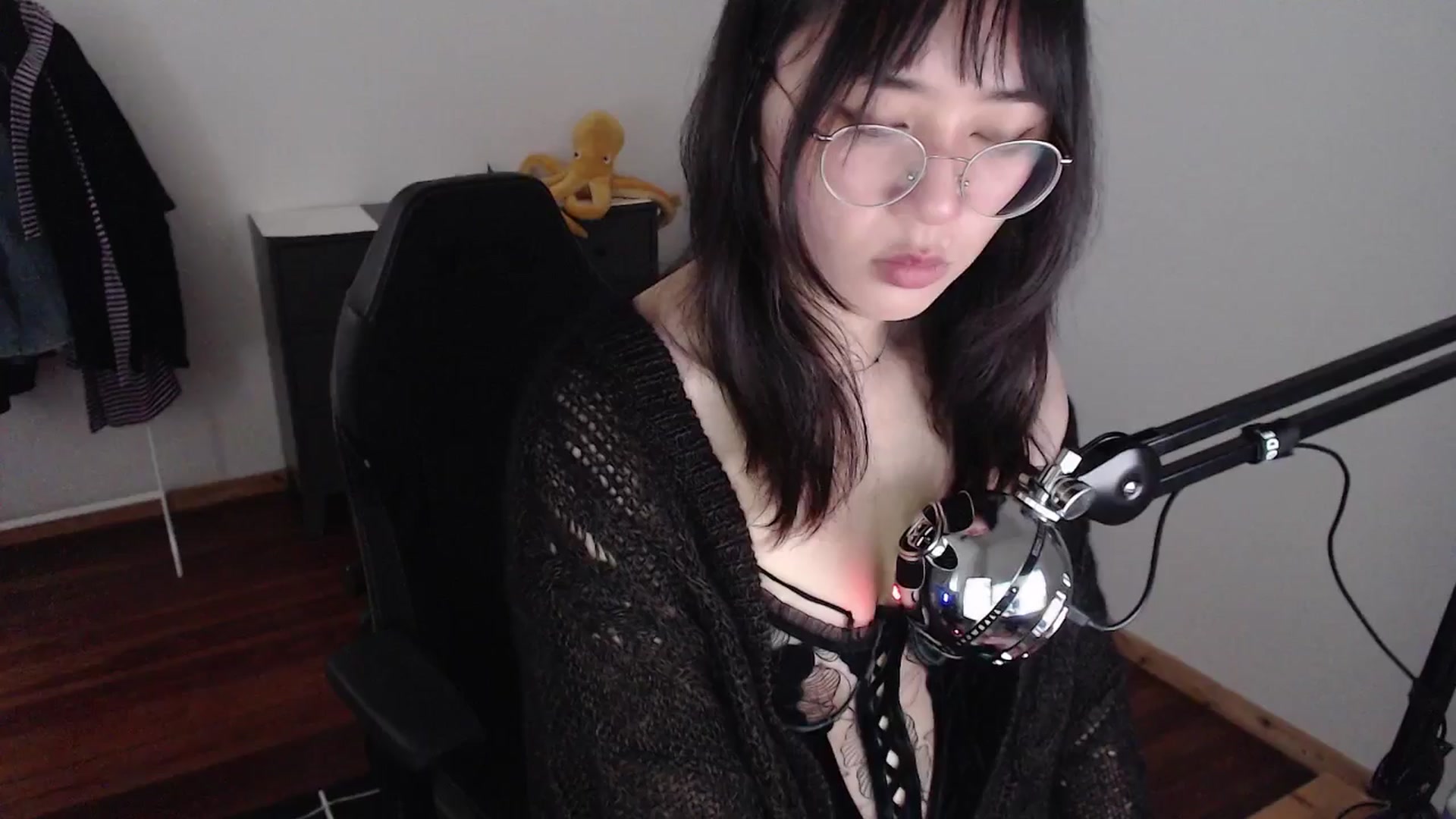 Gallery image thumbnail from Kuromin's myfreecams stream on, 06/13/2024, 14:28 image 16 of 20