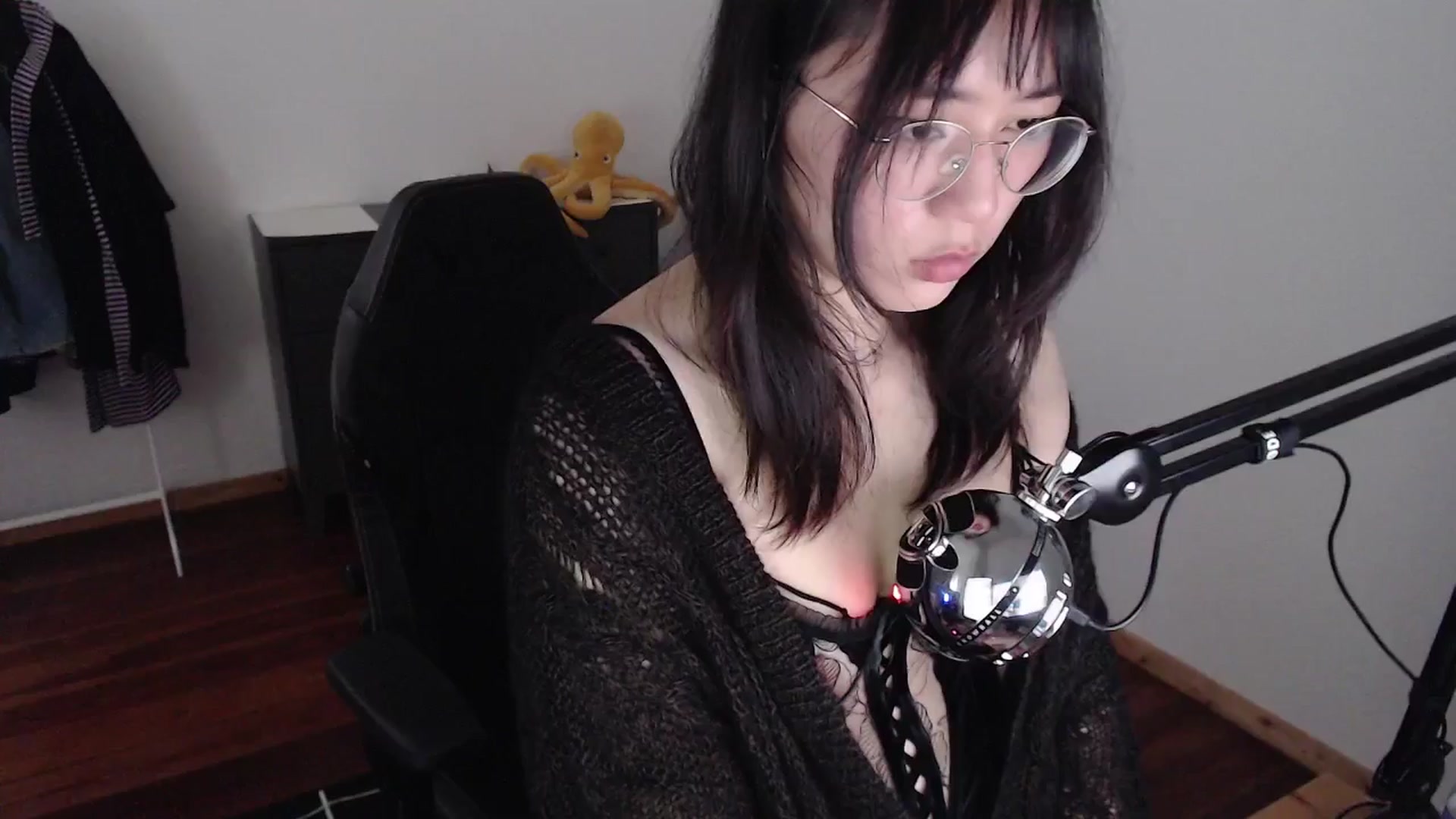 Gallery image thumbnail from Kuromin's myfreecams stream on, 06/13/2024, 14:28 image 15 of 20