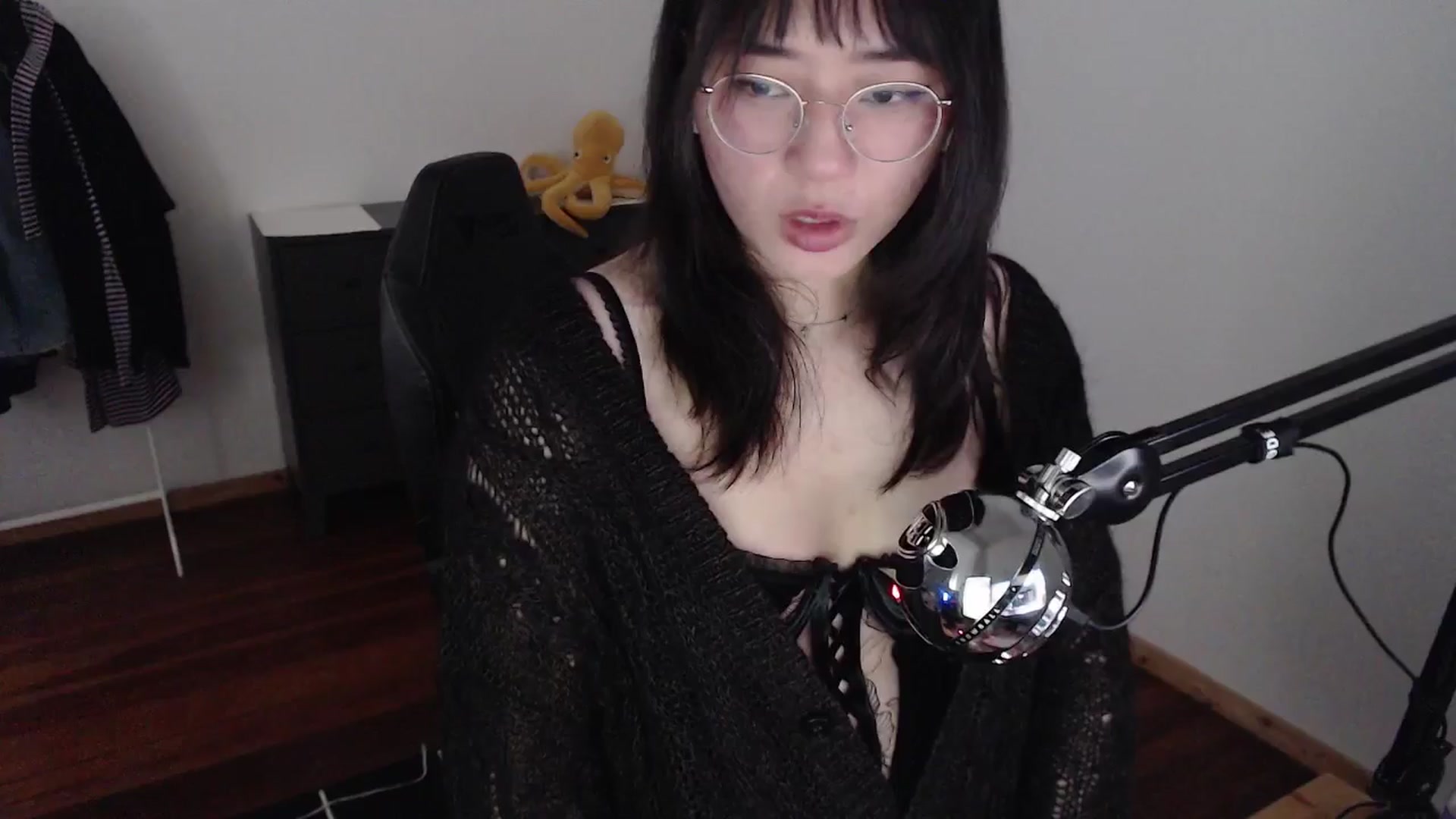 Gallery image thumbnail from Kuromin's myfreecams stream on, 06/13/2024, 14:28 image 10 of 20