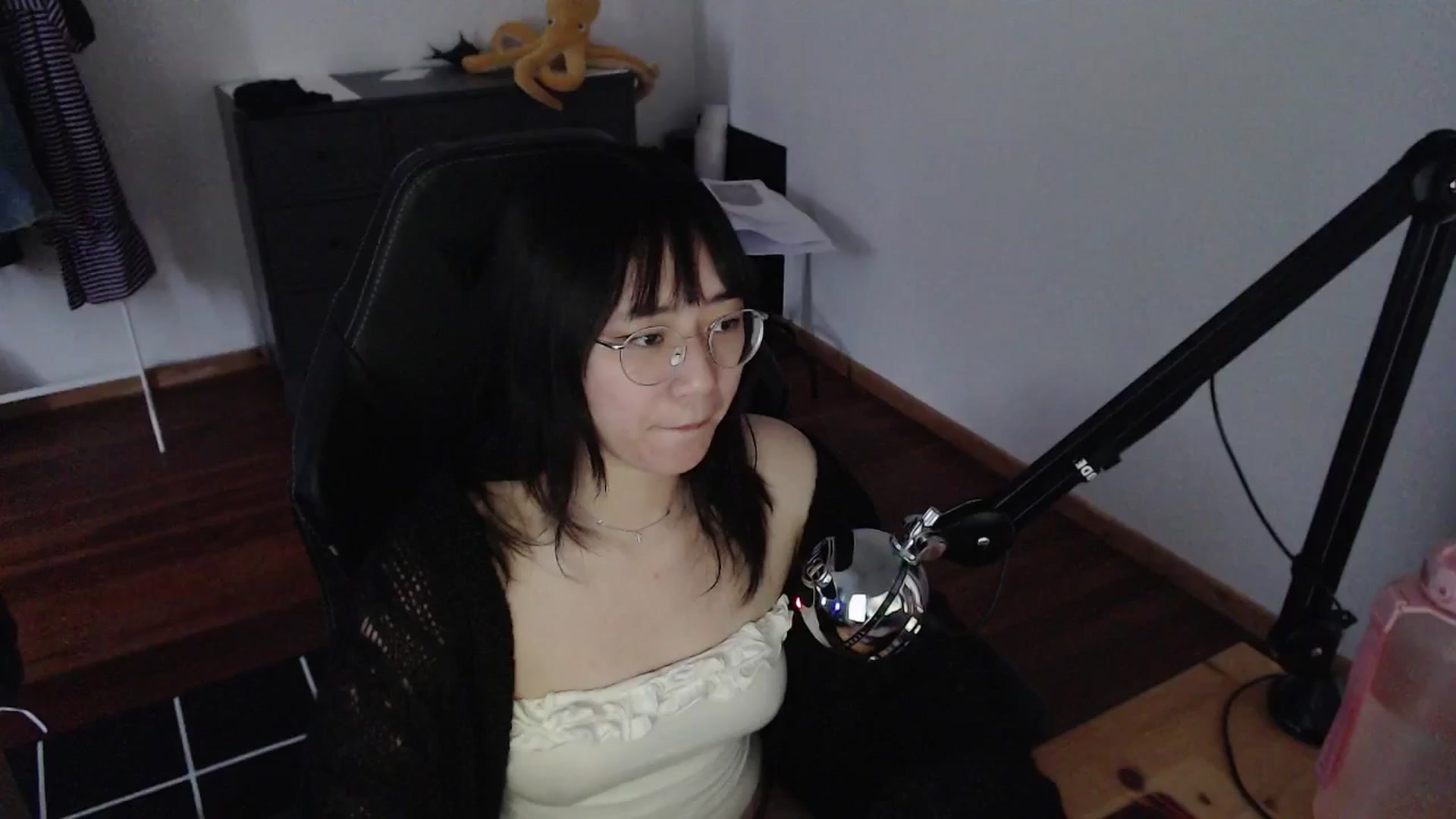 Gallery image thumbnail from Kuromin's myfreecams stream on, 06/14/2024, 19:16 image 14 of 20