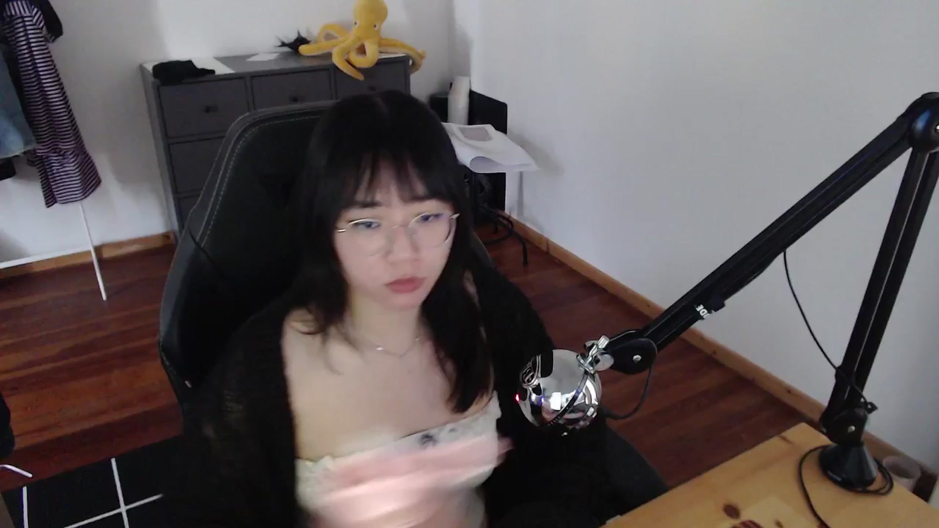 Gallery image thumbnail from Kuromin's myfreecams stream on, 06/14/2024, 19:16 image 1 of 20