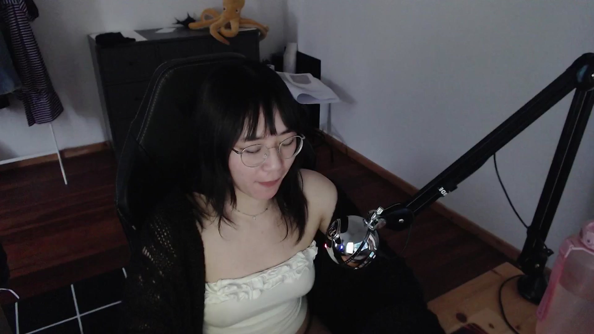 Gallery image thumbnail from Kuromin's myfreecams stream on, 06/14/2024, 19:16 image 15 of 20