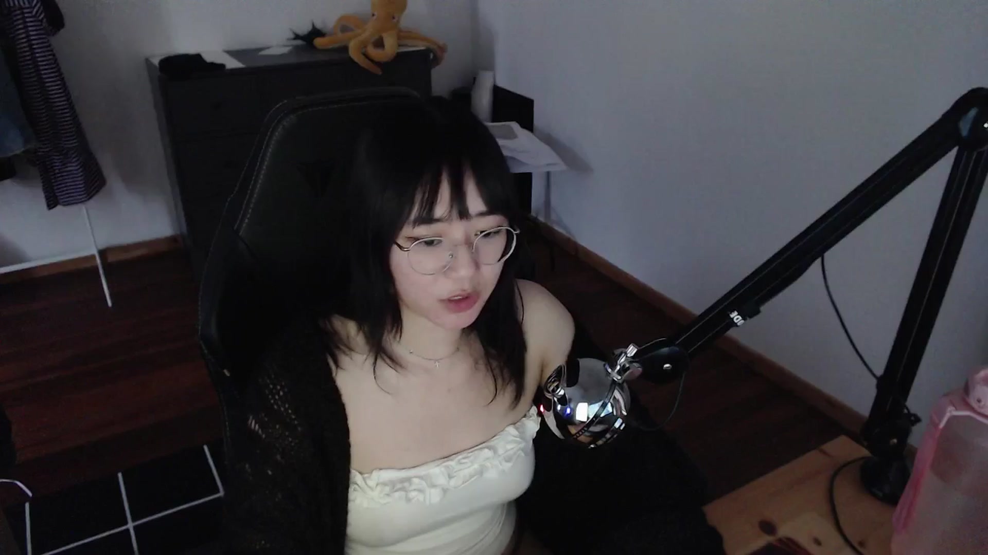 Gallery image thumbnail from Kuromin's myfreecams stream on, 06/14/2024, 19:16 image 16 of 20
