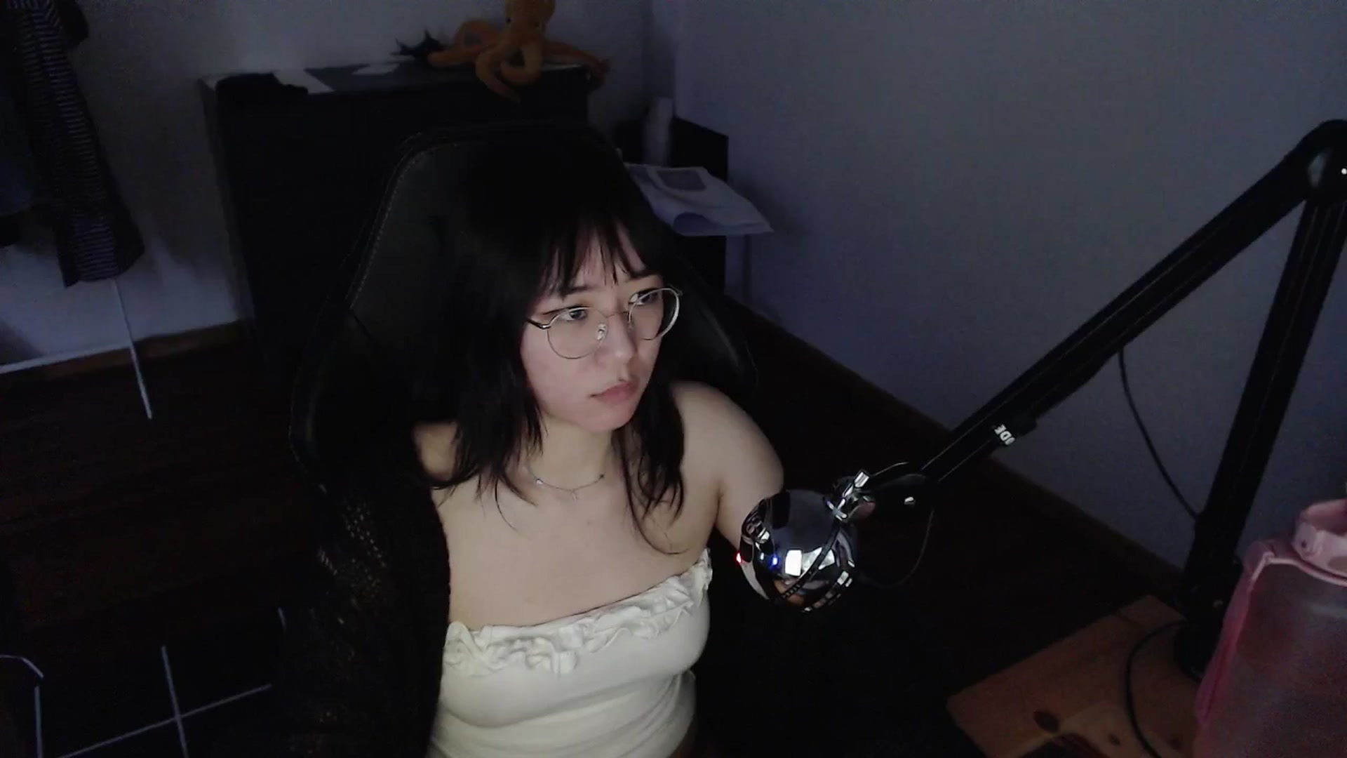 Gallery image thumbnail from Kuromin's myfreecams stream on, 06/14/2024, 19:16 image 19 of 20
