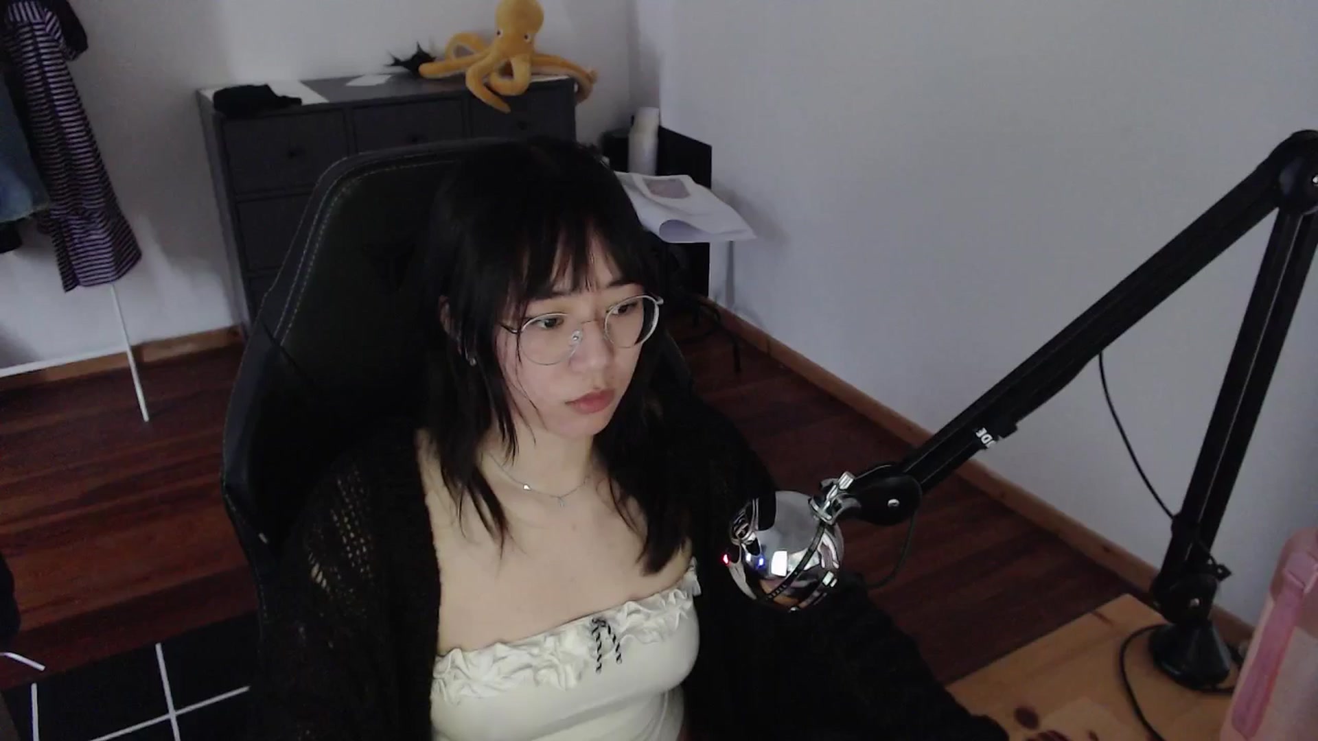 Gallery image thumbnail from Kuromin's myfreecams stream on, 06/14/2024, 19:16 image 4 of 20