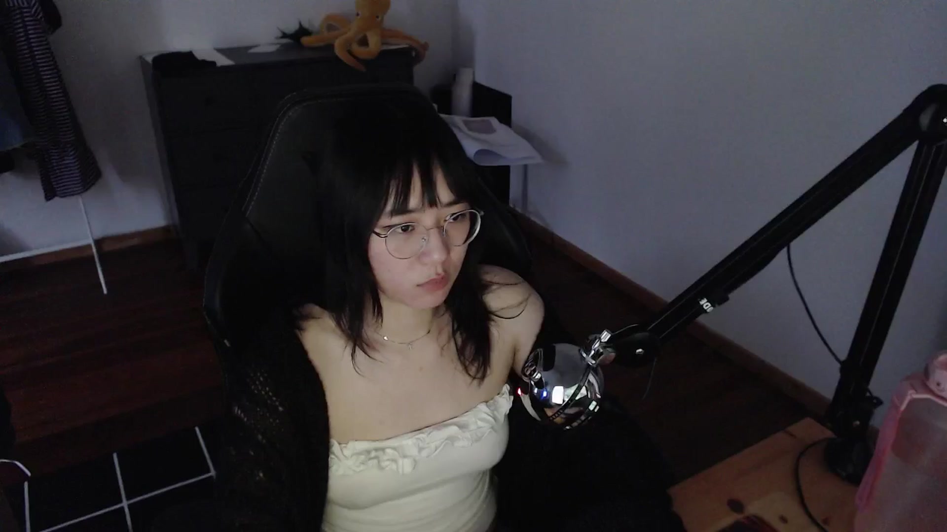 Gallery image thumbnail from Kuromin's myfreecams stream on, 06/14/2024, 19:16 image 17 of 20