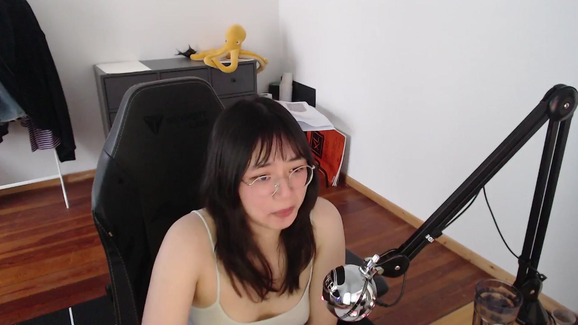 Gallery image thumbnail from Kuromin's myfreecams stream on, 06/19/2024, 18:33 image 14 of 20