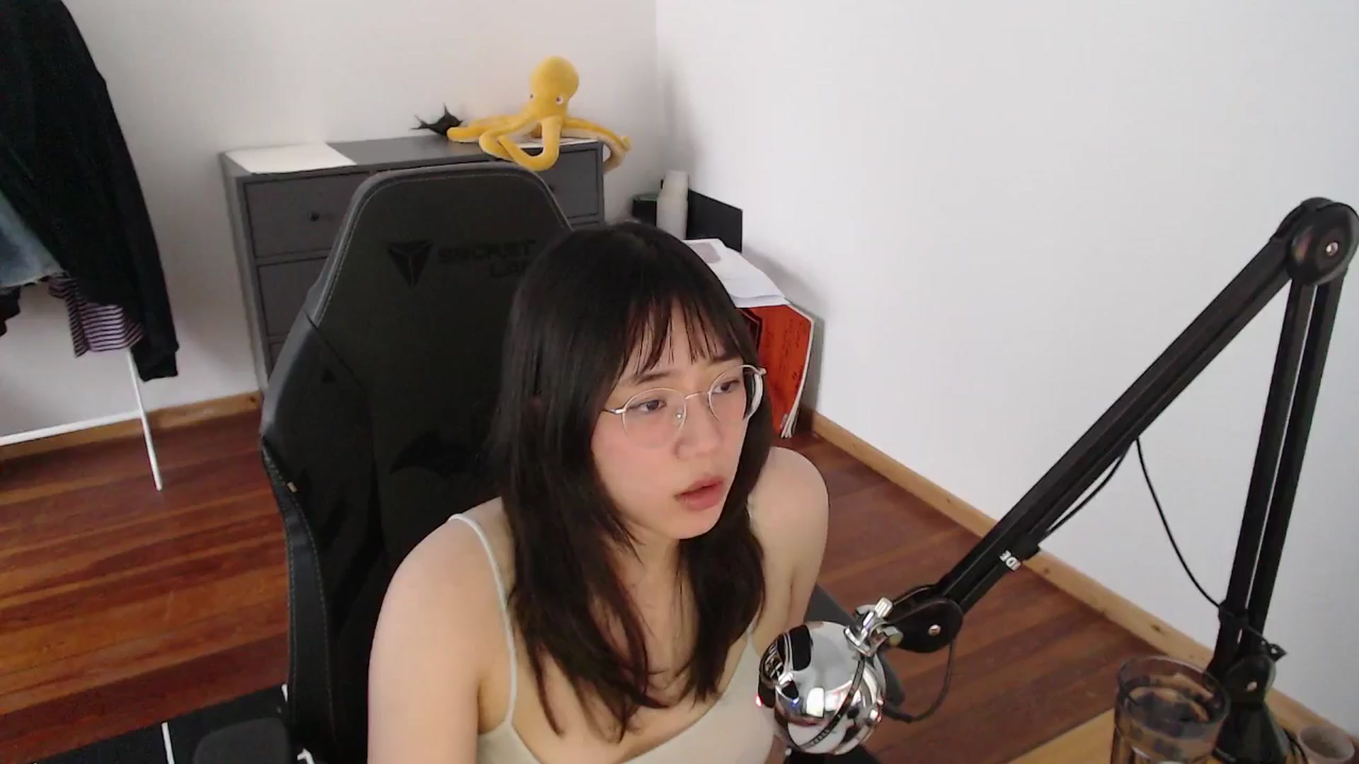 Gallery image thumbnail from Kuromin's myfreecams stream on, 06/19/2024, 18:33 image 6 of 20