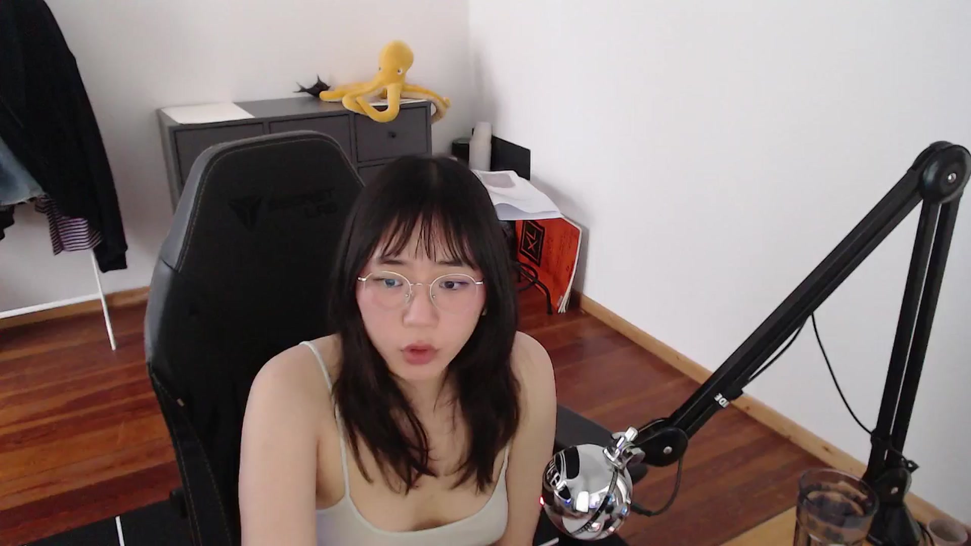 Gallery image thumbnail from Kuromin's myfreecams stream on, 06/19/2024, 18:33 image 18 of 20
