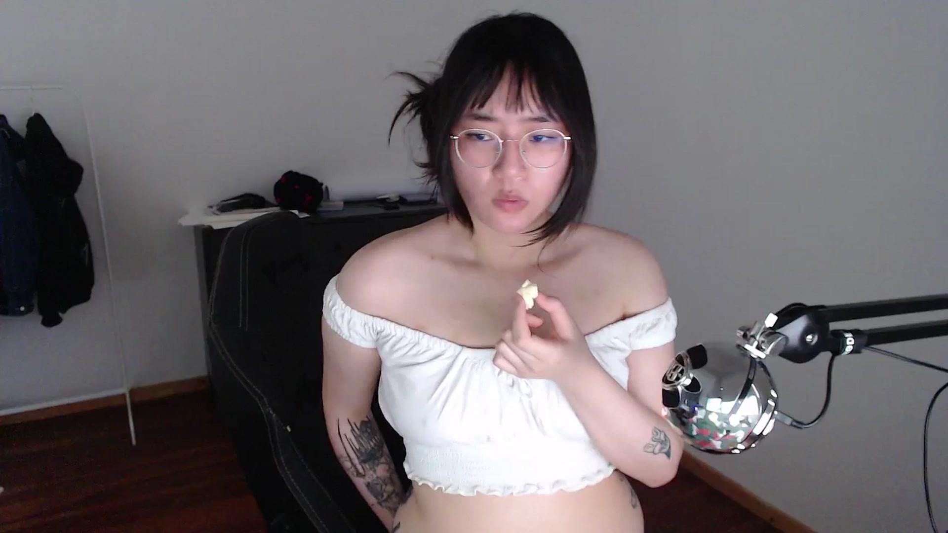 Gallery image thumbnail from Kuromin's myfreecams stream on, 06/24/2024, 14:47 image 8 of 20