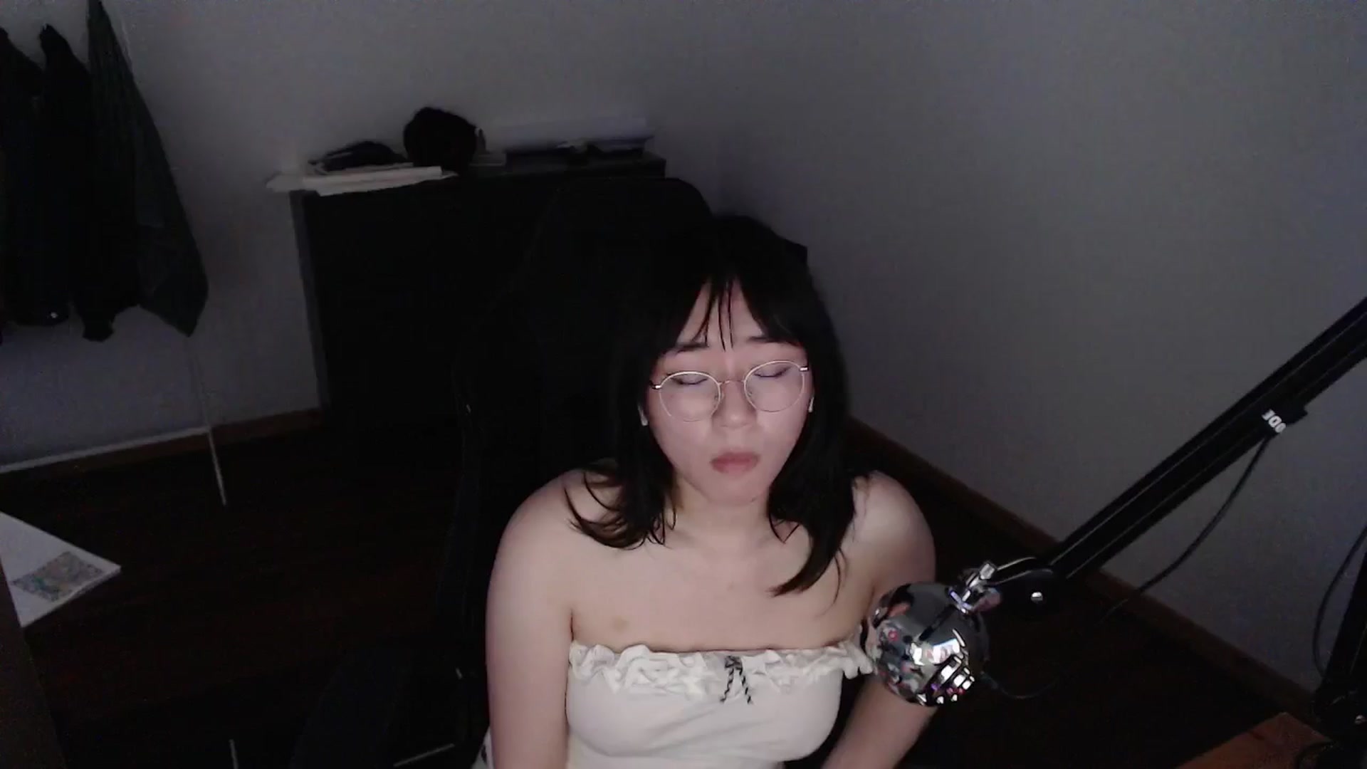 Gallery image thumbnail from Kuromin's myfreecams stream on, 06/25/2024, 16:14 image 12 of 20