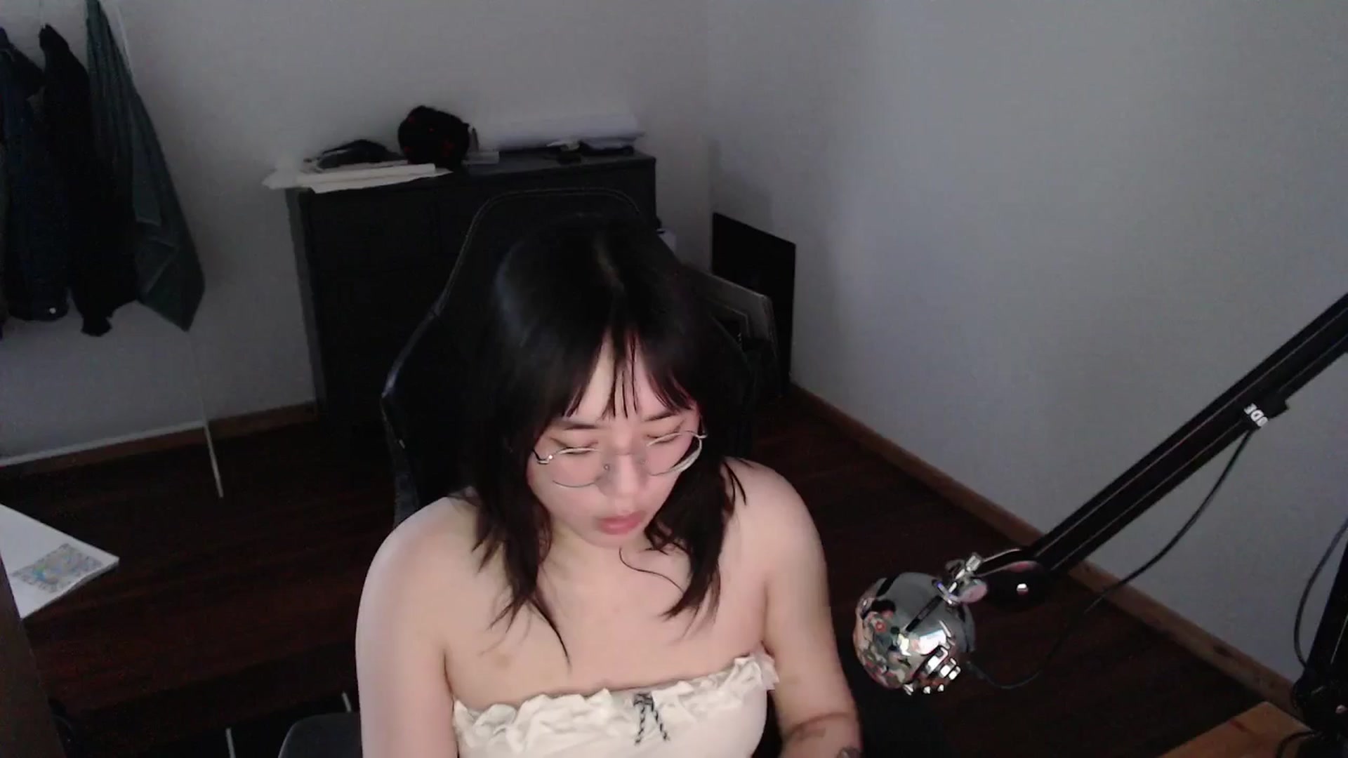 Gallery image thumbnail from Kuromin's myfreecams stream on, 06/25/2024, 16:14 image 18 of 20