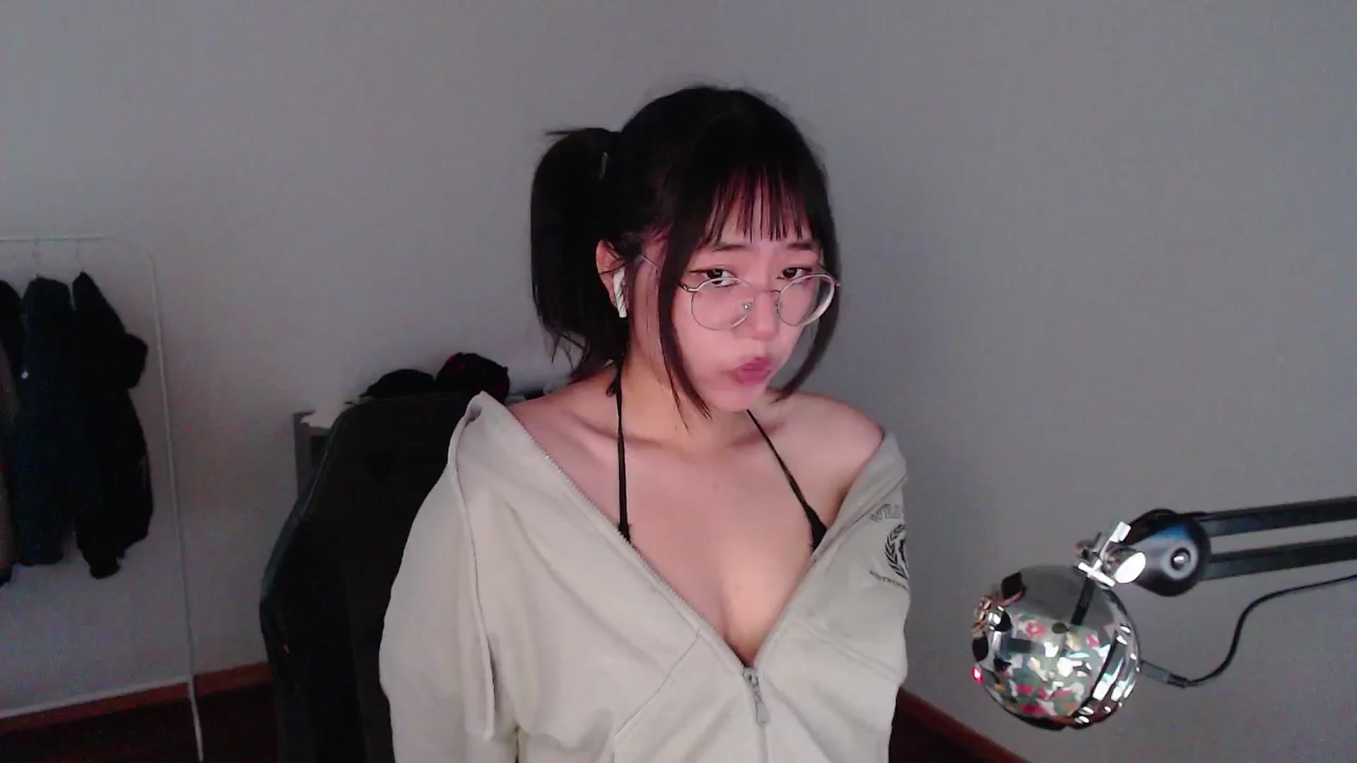 Gallery image thumbnail from Kuromin's myfreecams stream on, 06/29/2024, 14:02 image 9 of 20