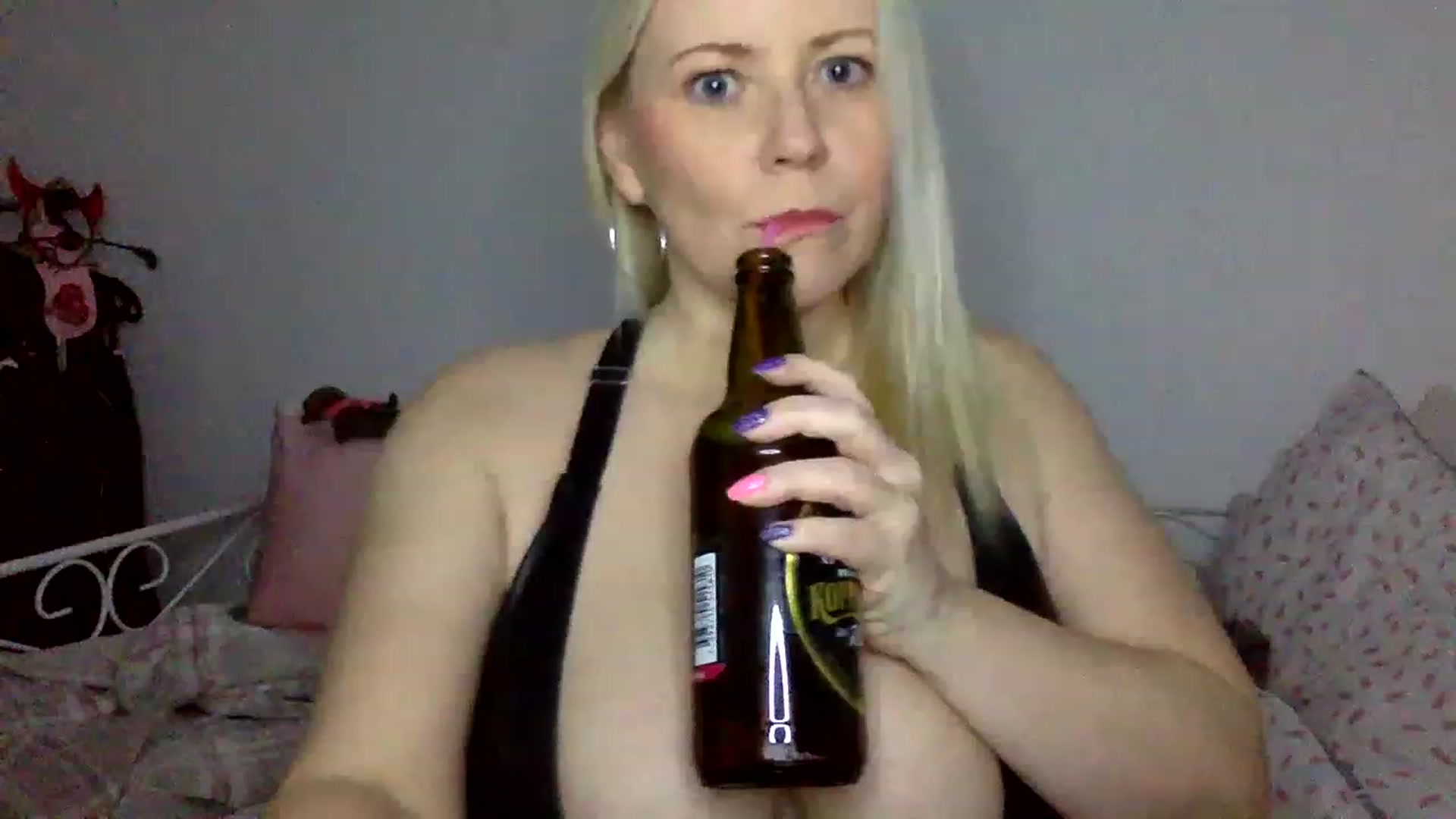 Gallery image thumbnail from Kurvy_Khloe's myfreecams stream on, 11/27/2022, 17:28 image 12 of 20