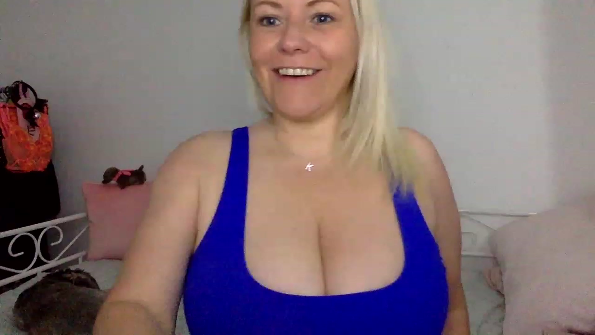 Gallery image thumbnail from Kurvy_Khloe's myfreecams stream on, 05/29/2023, 08:20 image 3 of 20