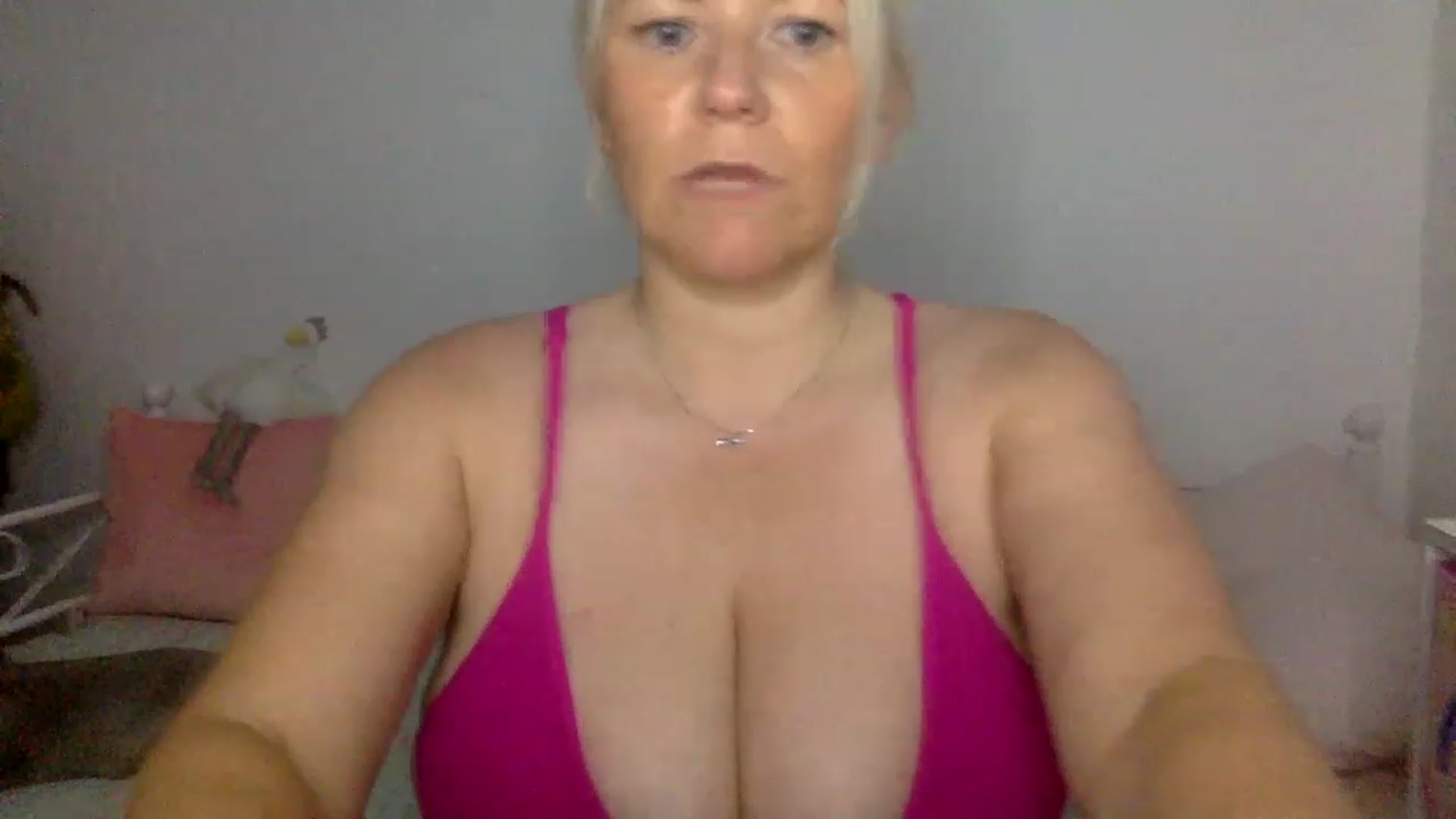 Gallery image thumbnail from Kurvy_Khloe's myfreecams stream on, 06/18/2023, 20:05 image 10 of 20