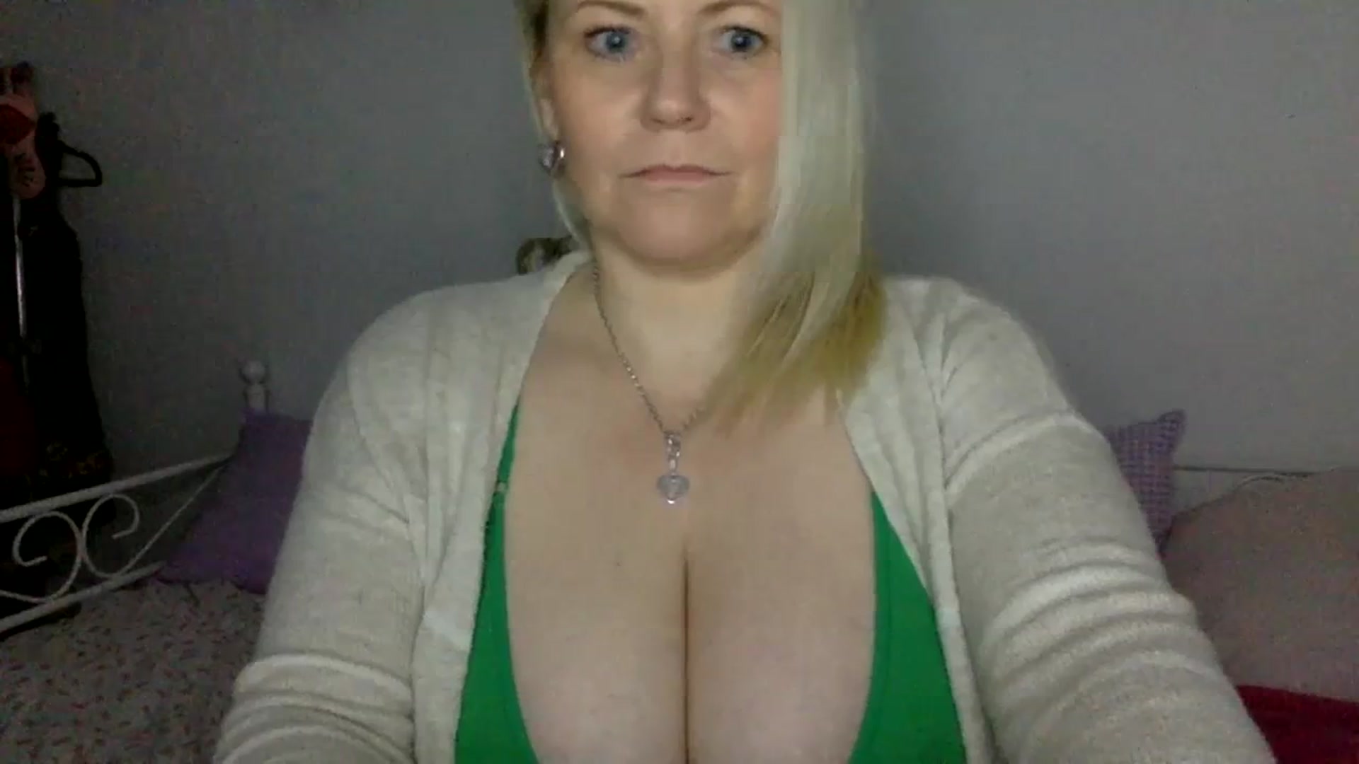 Gallery image thumbnail from Kurvy_Khloe's myfreecams stream on, 12/29/2023, 16:03 image 13 of 20