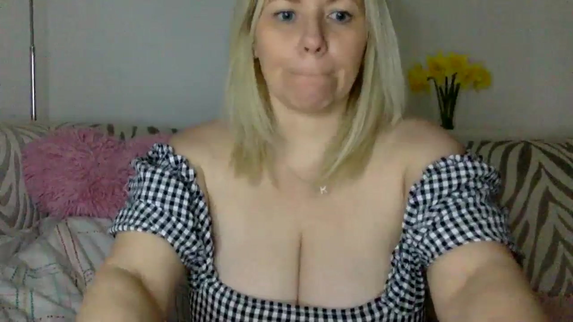 Gallery image thumbnail from Kurvy_Khloe's myfreecams stream on, 02/13/2024, 16:27 image 4 of 20