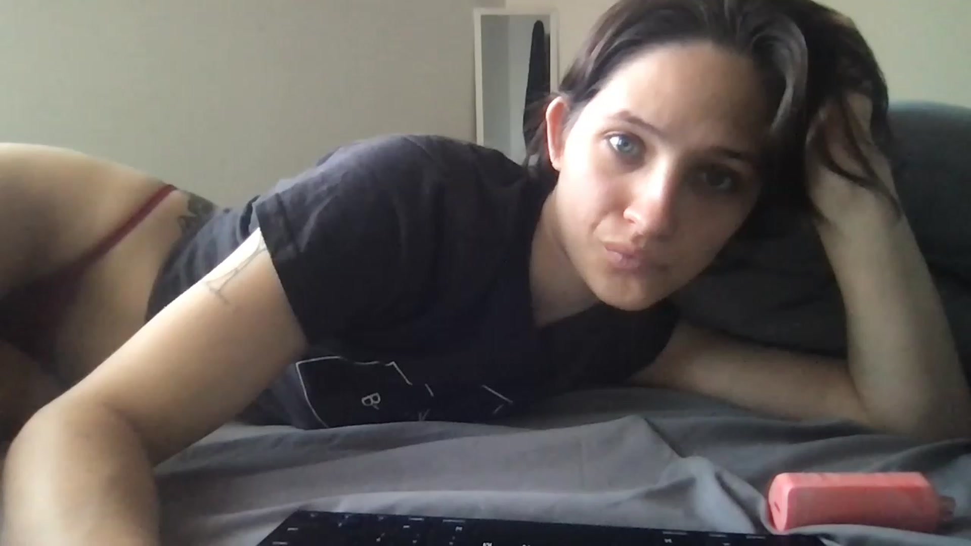 Gallery image thumbnail from Kyaloves's myfreecams stream on, 03/03/2023, 17:00 image 8 of 20
