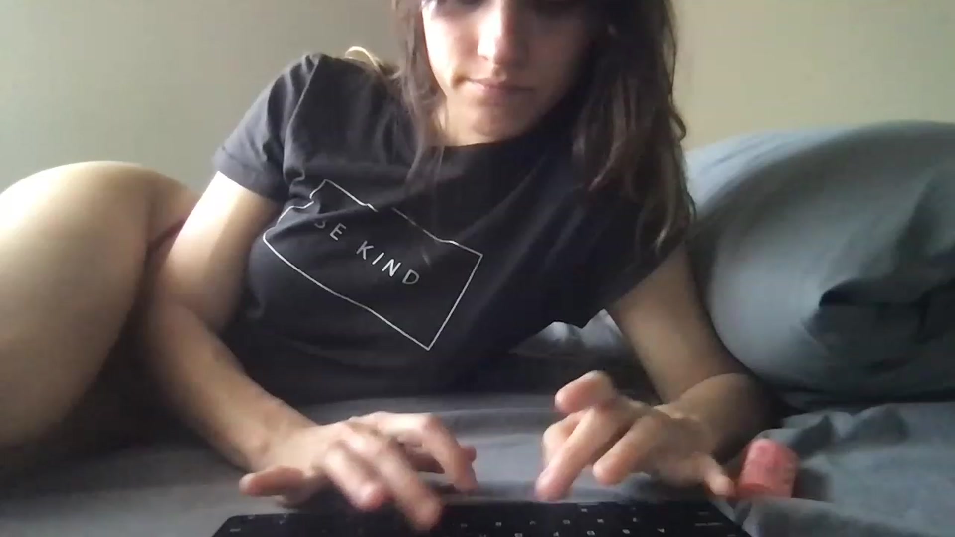 Gallery image thumbnail from Kyaloves's myfreecams stream on, 03/03/2023, 17:00 image 4 of 20