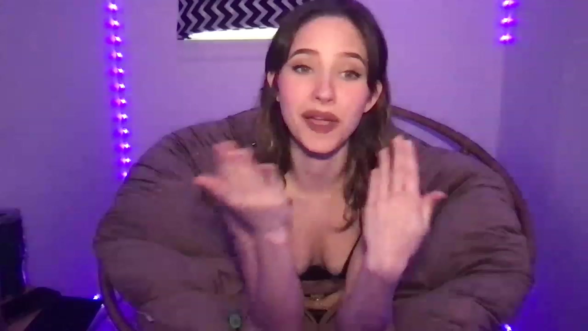 Gallery image thumbnail from Kyaloves's myfreecams stream on, 03/10/2023, 19:55 image 14 of 20