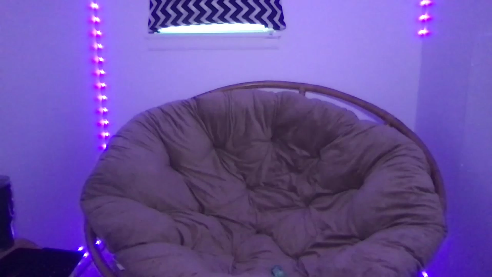 Gallery image thumbnail from Kyaloves's myfreecams stream on, 03/10/2023, 20:46 image 9 of 20