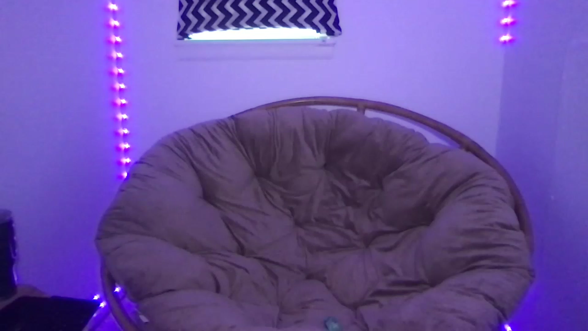 Gallery image thumbnail from Kyaloves's myfreecams stream on, 03/10/2023, 20:46 image 11 of 20
