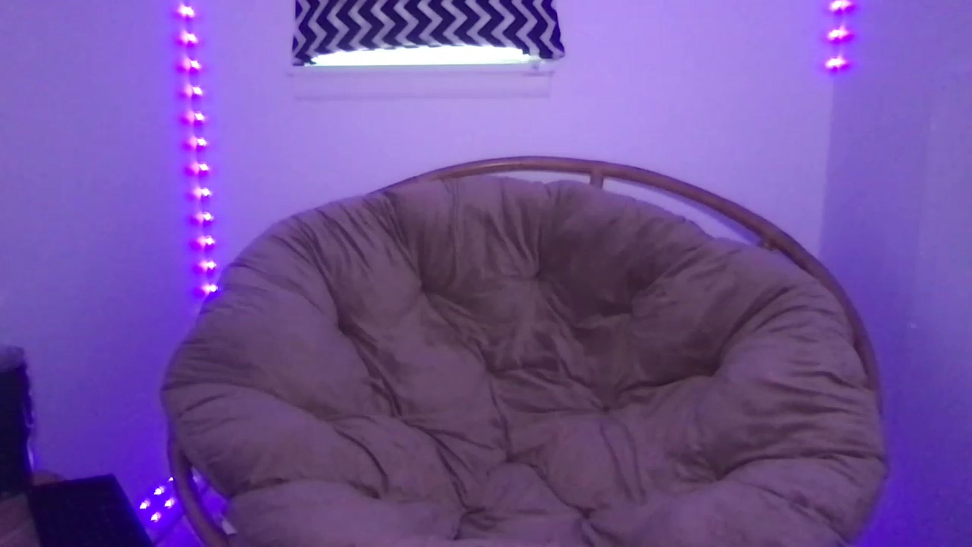 Gallery image thumbnail from Kyaloves's myfreecams stream on, 03/10/2023, 20:46 image 20 of 20
