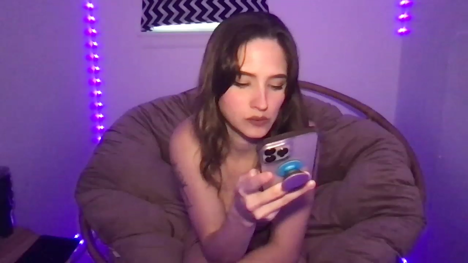 Gallery image thumbnail from Kyaloves's myfreecams stream on, 03/10/2023, 20:46 image 8 of 20