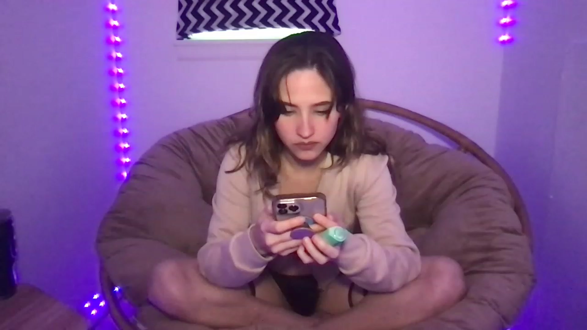 Gallery image thumbnail from Kyaloves's myfreecams stream on, 03/10/2023, 20:46 image 17 of 20