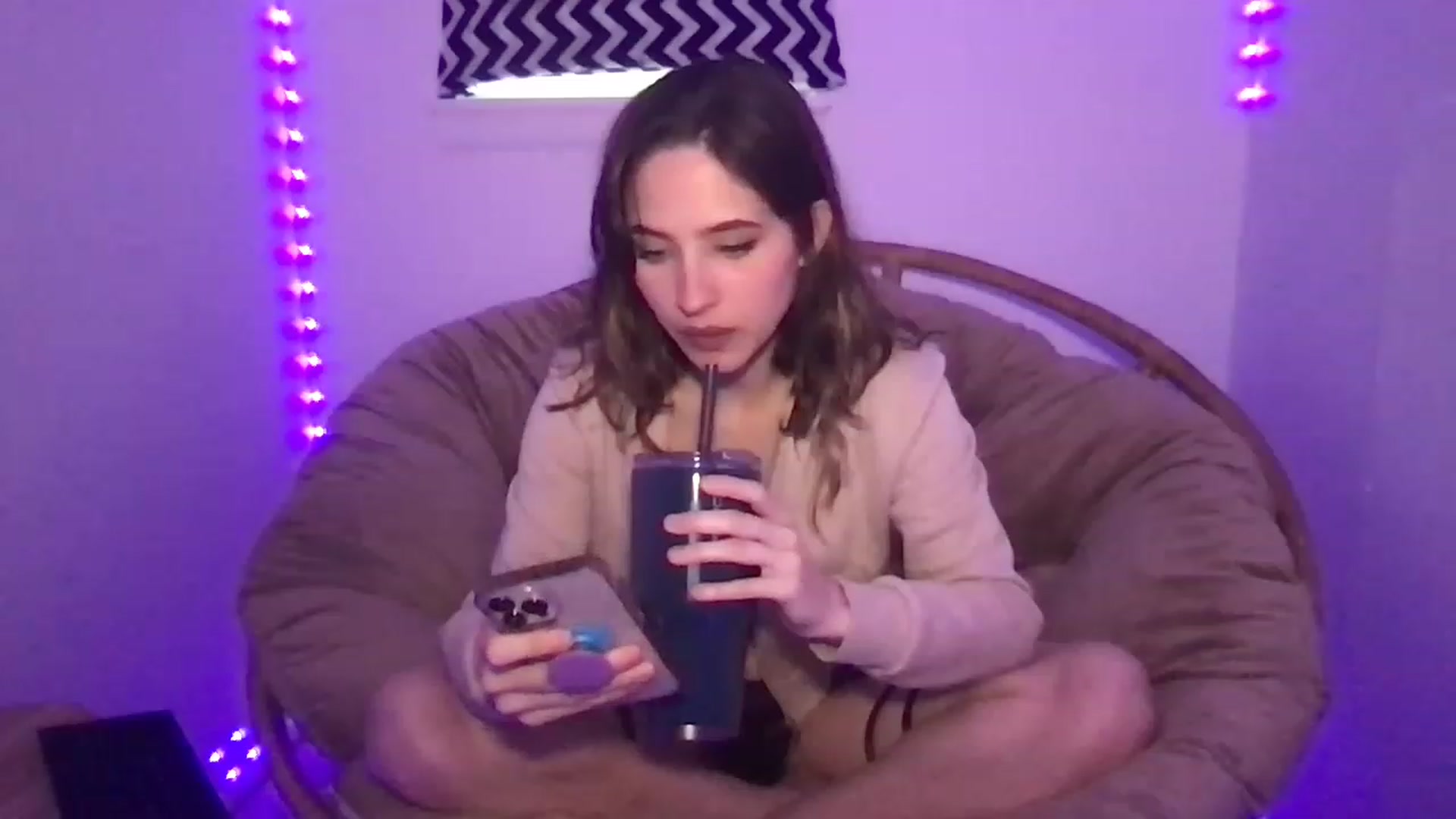 Gallery image thumbnail from Kyaloves's myfreecams stream on, 03/10/2023, 20:46 image 18 of 20