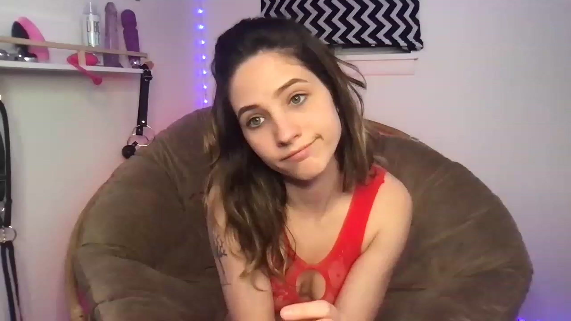 Gallery image thumbnail from Kyaloves's myfreecams stream on, 03/26/2023, 01:48 image 16 of 20