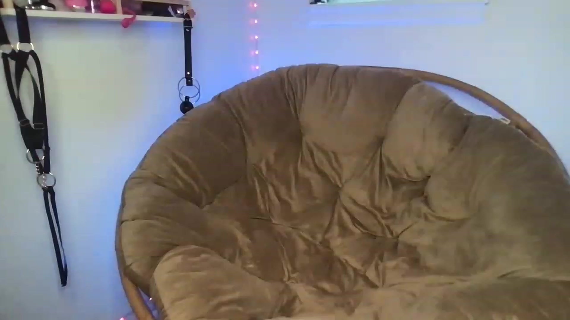 Gallery image thumbnail from Kyaloves's myfreecams stream on, 04/07/2023, 16:27 image 7 of 20