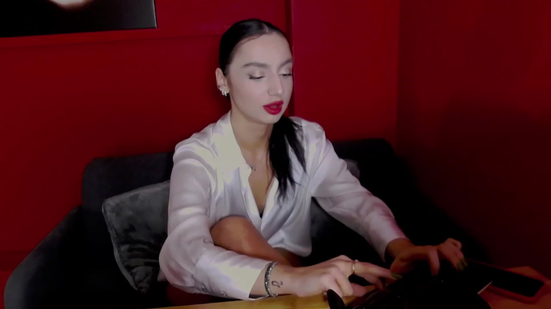 Gallery image thumbnail from KylieBaby_'s myfreecams stream on, 11/14/2022, 15:17 image 1 of 20