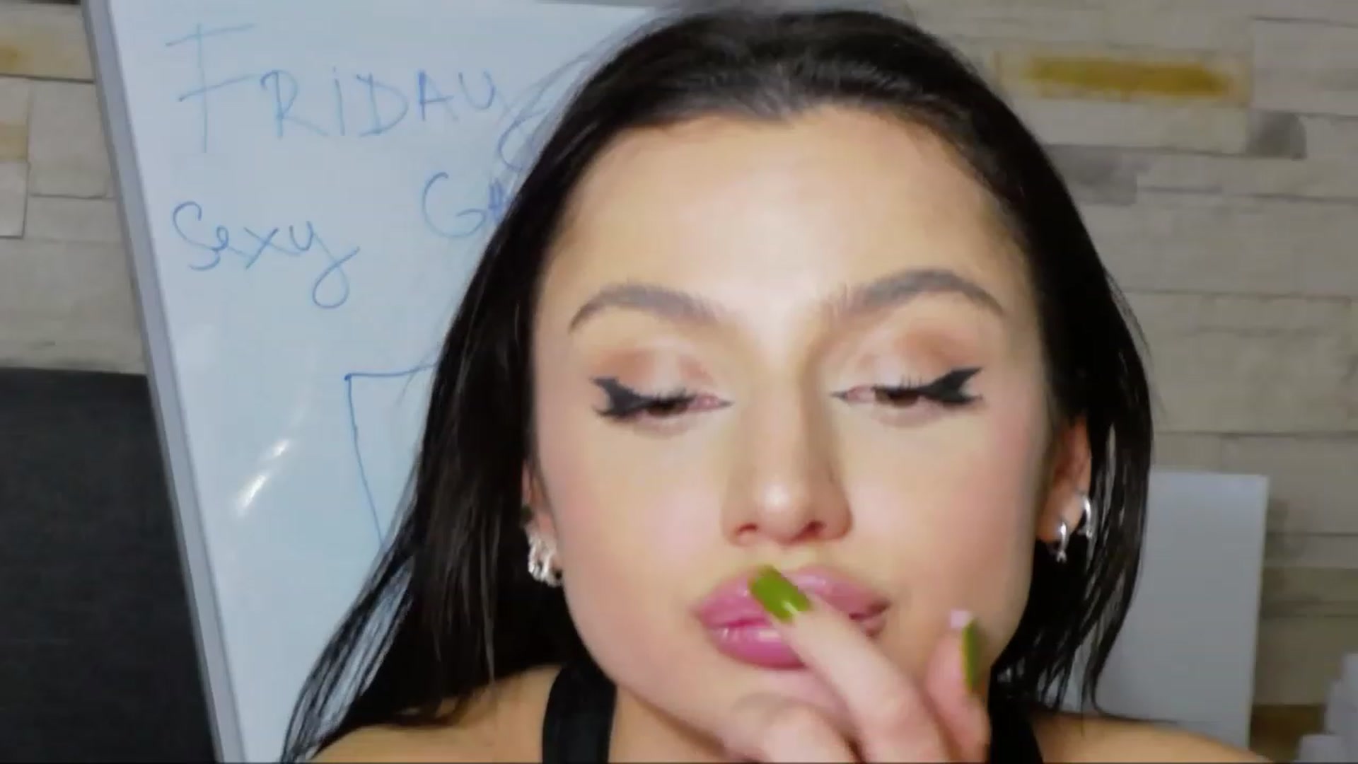 Gallery image thumbnail from KylieBaby_'s myfreecams stream on, 11/25/2022, 20:25 image 19 of 20