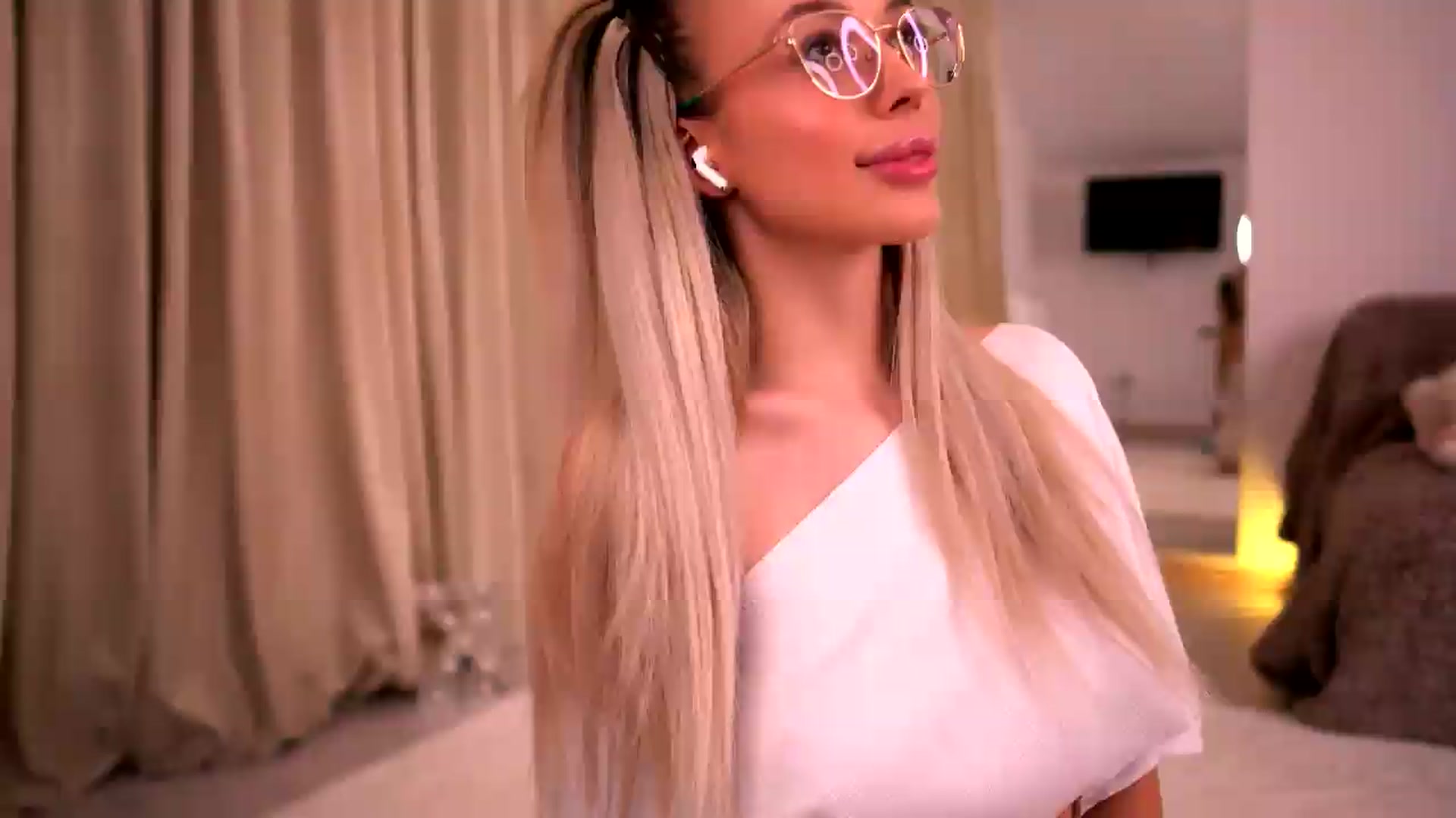 Gallery image thumbnail from KylieJoyce's myfreecams stream on, 06/05/2026, 03:28 image 15 of 20