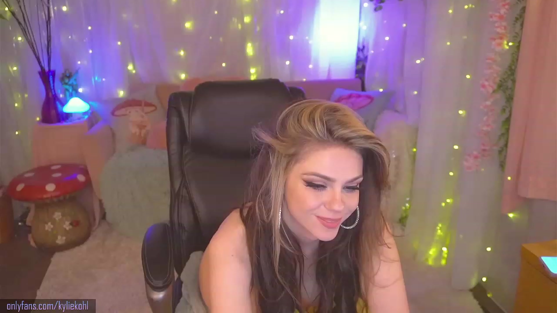 Gallery image thumbnail from KylieKohl's myfreecams stream on, 08/24/2023, 04:42 image 4 of 20