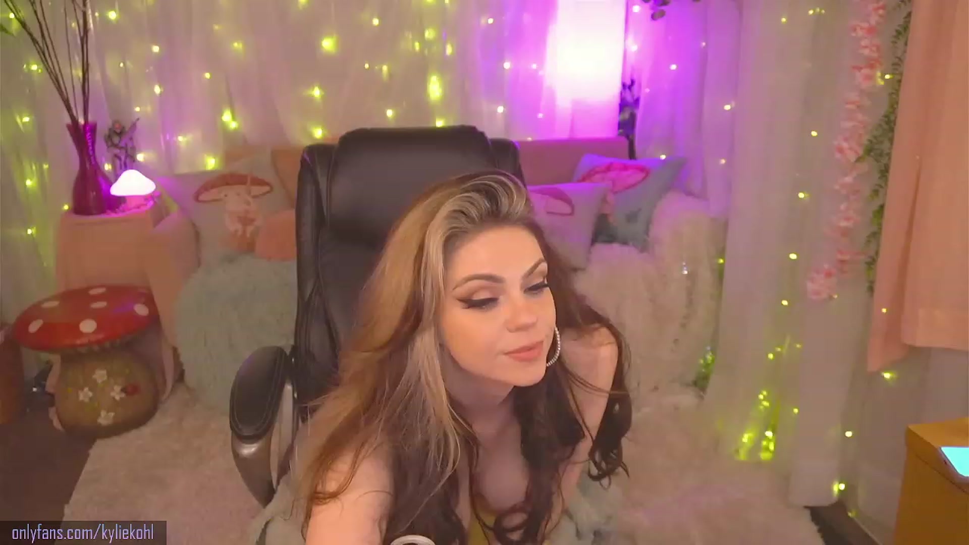 Gallery image thumbnail from KylieKohl's myfreecams stream on, 08/24/2023, 04:42 image 7 of 20